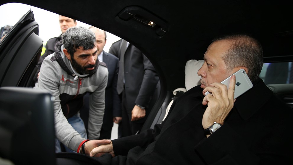 Turecký prezident Recep Tayyip Erdogan vyhovoril samovrahovi skok z mosta.