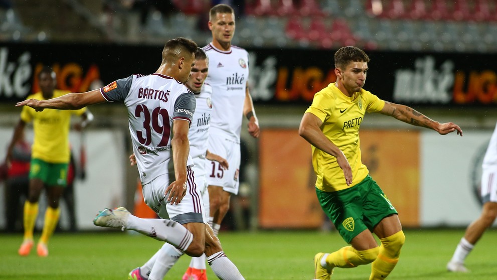 Sprava Dávid Ďuriš (Žilina), René Paraj, Peter Kováčik a Marek Kristián Bartoš (všetci Podbrezová) v súboji o loptu v zápase 2. kola Niké ligy.