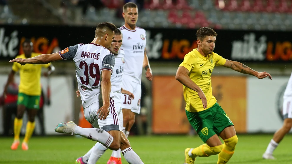 Sprava Dávid Ďuriš (Žilina), René Paraj, Peter Kováčik a Marek Kristián Bartoš (všetci Podbrezová) v súboji o loptu v zápase 2. kola Niké ligy.