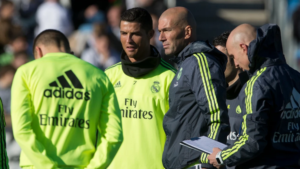 Nový tréner Realu Madrid Zinedine Zidane stojí vedľa Cristiana Ronalda počas jeho prvého tréningu 5. januára 