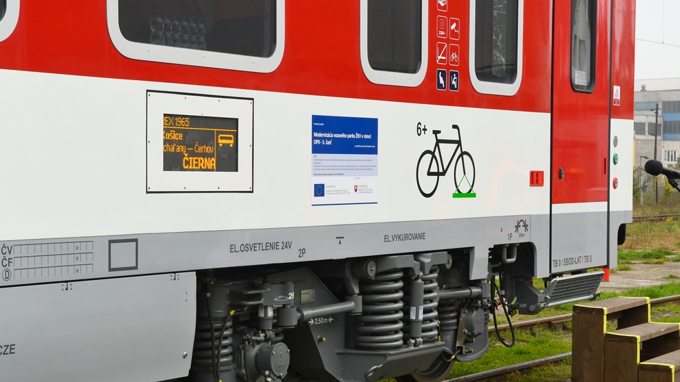 Železničná spoločnosť Slovensko predstavila jeden zo 17 kusov nových osobných vozňov druhej triedy.