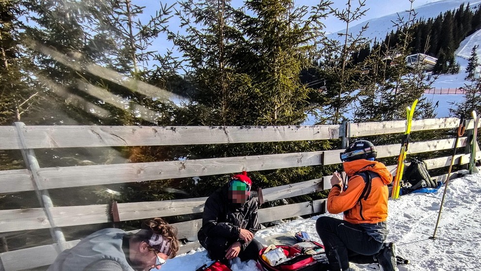 Zranenú ženu prevážal vrtuľník.