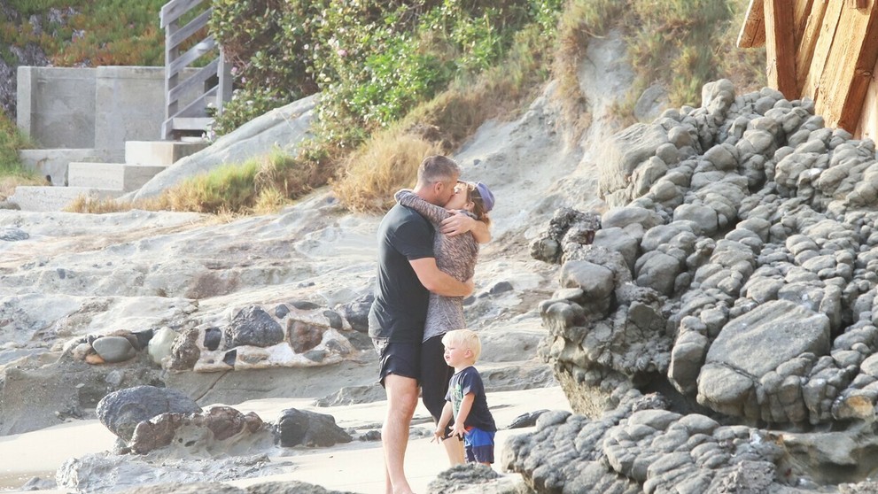 Renée a Ant vo vášnivom objatí