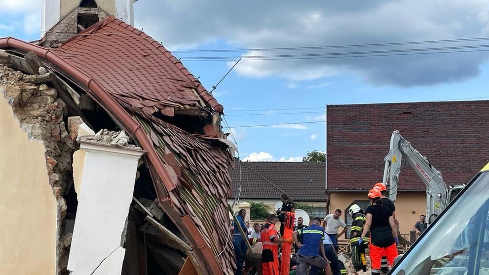 Na robotníka v Nedašovciach sa zrútila stena kaplnky