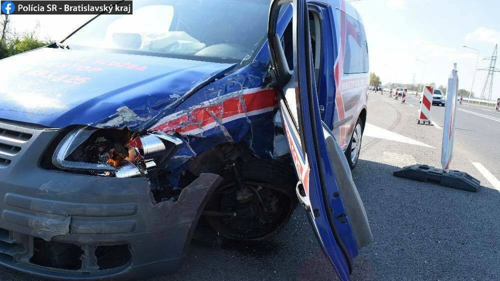 Auto vodiča, ktorý vošiel opitý do protismeru.