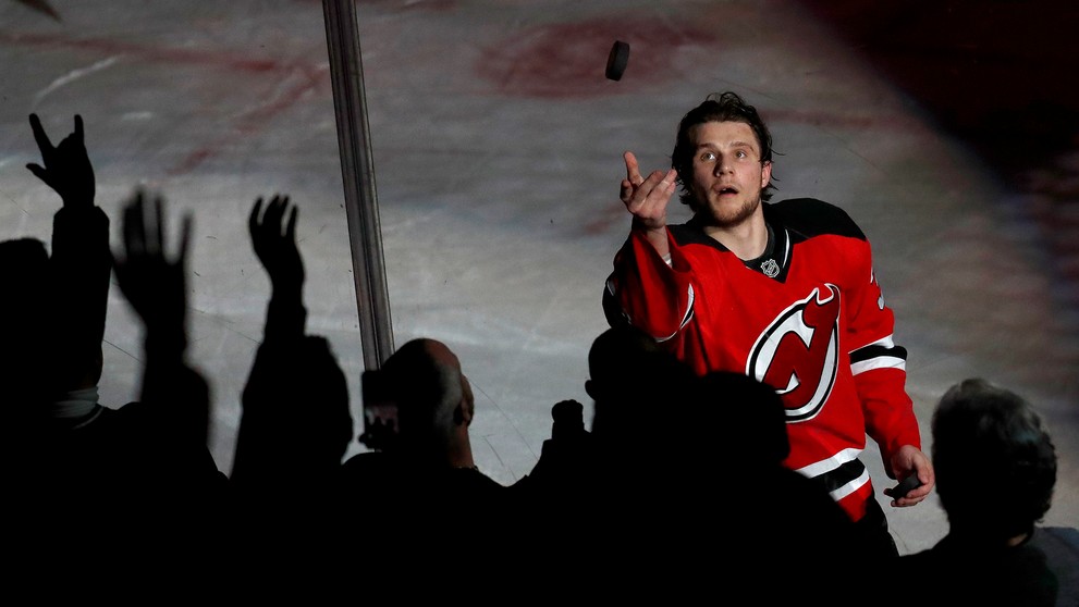 Český talent Pavel Zácha hádže do hľadiska puk po tom, čo jeho New Jersey si poradilo s Coloradom.