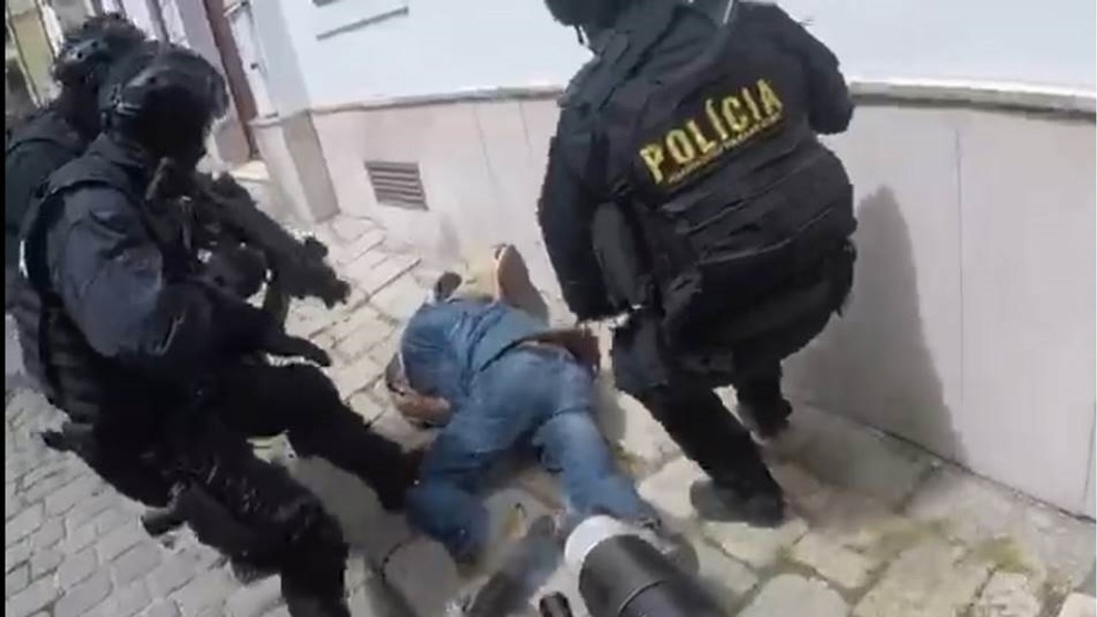 Zásah proti mužovi s nožom - záber z policajnej kamery.