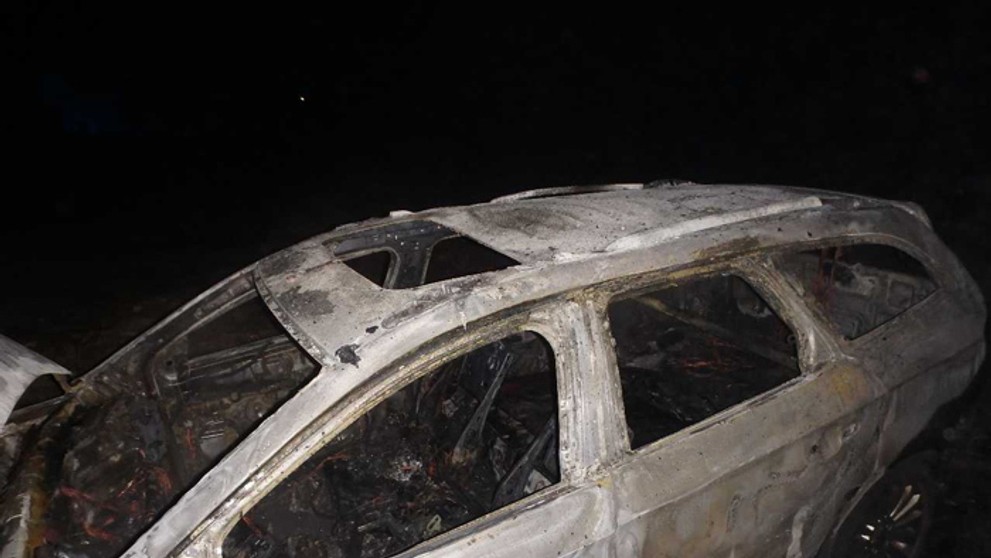 Zhorené auto na Pažitnej ulici v obci Ohrady.