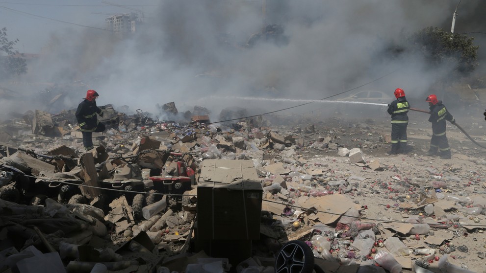 Hasiči hasia plamene