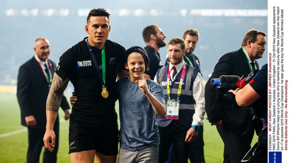 Hrdina finálového večera Sonny Bill Williams potešil mladého fanúšika.