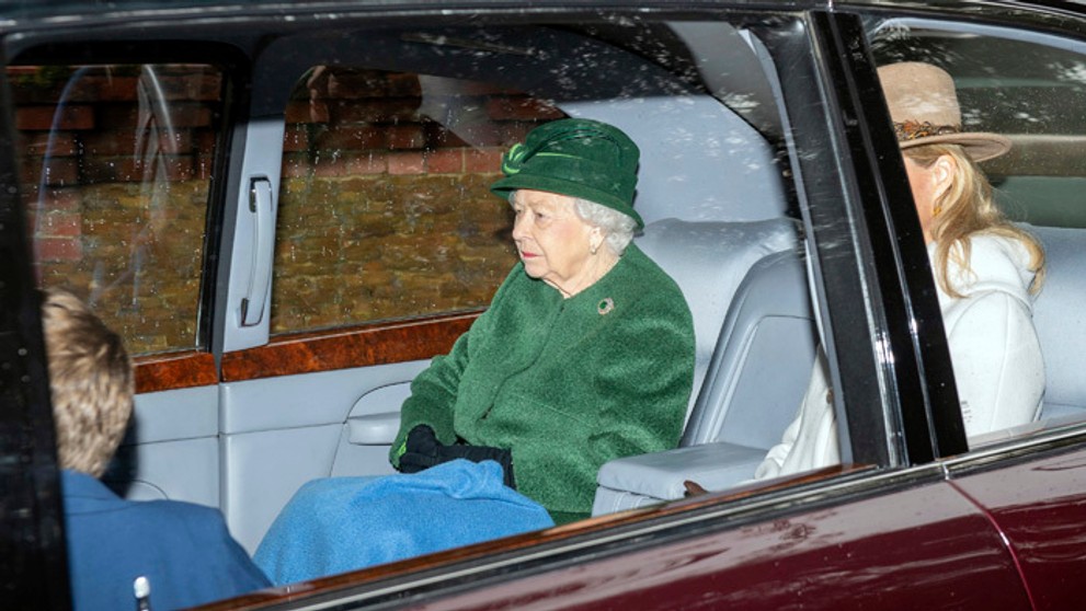 Štyri generácie varia tradičný vianočný puding - kráľovná Alžbeta a princovia Charles,William a George.