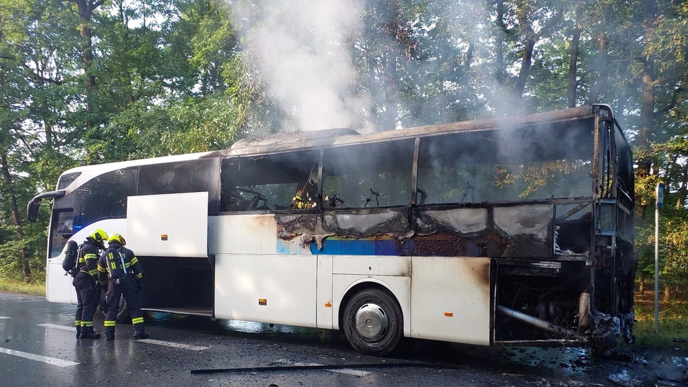 Horiaci autobus vo východných Čechách 