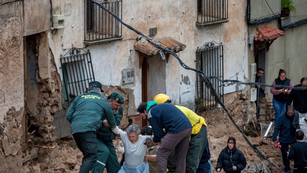 panielski záchranári a vojaci zachraňujú uviaznutých ľudí v ich domoch po záplavách v španielskom meste Letur