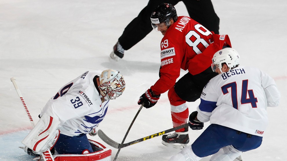 Miralem Pjanič (vľavo) z Juventusu atakuje Bernarda Silvu z AS Monaco v odvete semifinále LM.