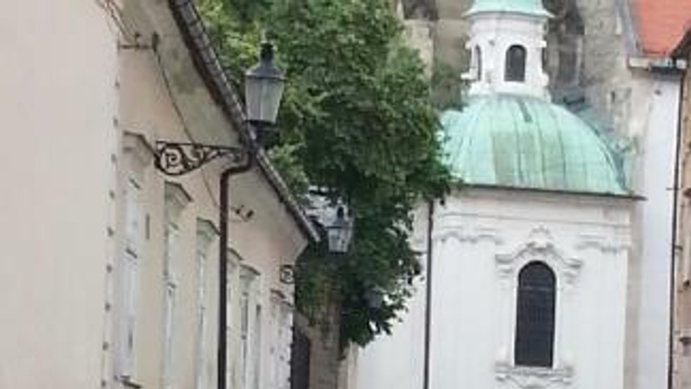 Pri Dóme sv. Martina našli maketu moslimky so samopalom. Okolie je uzavreté