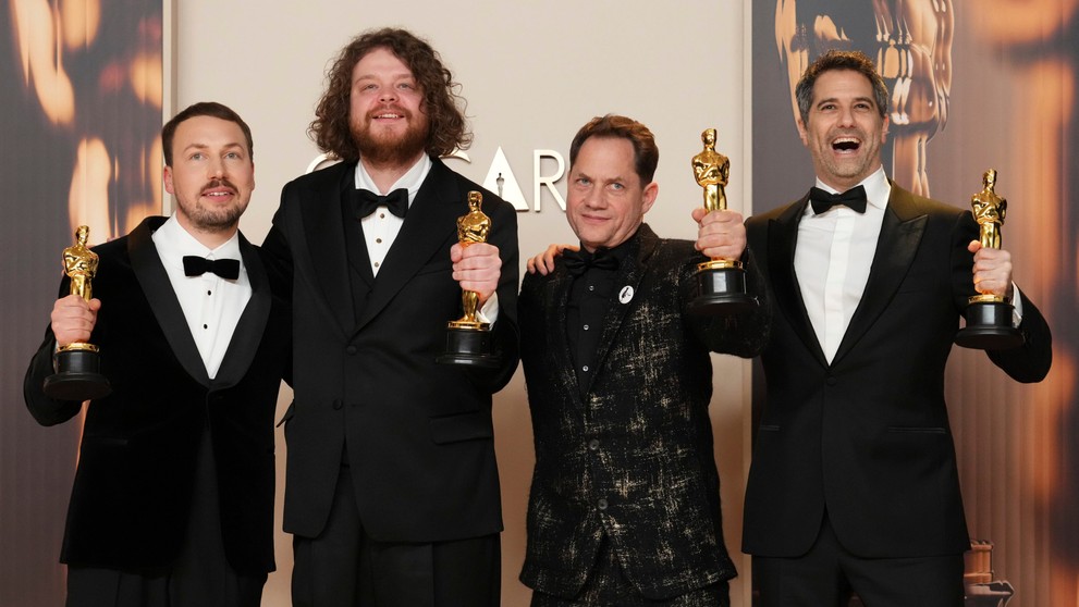 Zľava Gints Zilbalodis, Matiss Kaza, Ron Dyens a Gregory Zalcman ako víťazi za najlepší animovaný film.