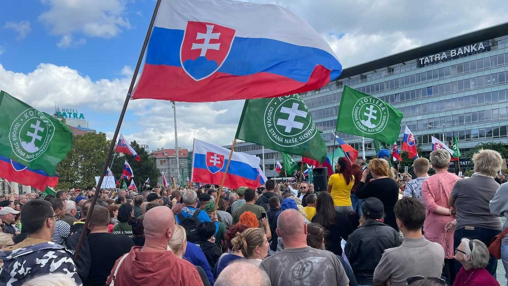Protest pred Prezidentským palácom proti opatreniam