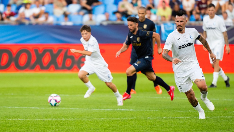 Na snímke Marek Hamšík a jeho syn Lucas počas rozlúčkového zápasu.