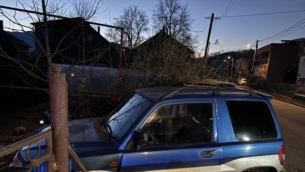 Primátor Revúcej skončil s autom v plote rodinného domu.