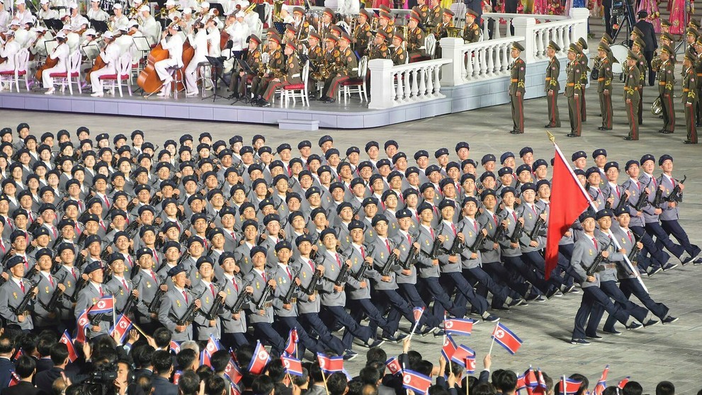 Vojenská prehliadka opäť ohromila Severnú Kóreu. Namiesto rakiet ukázali traktory