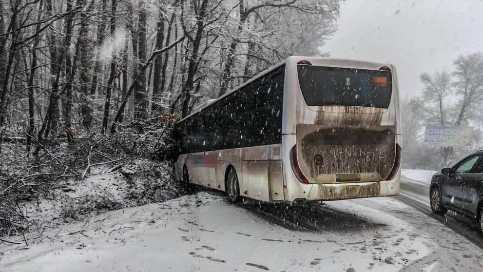 Dopravná nehoda autobusu na Slanci