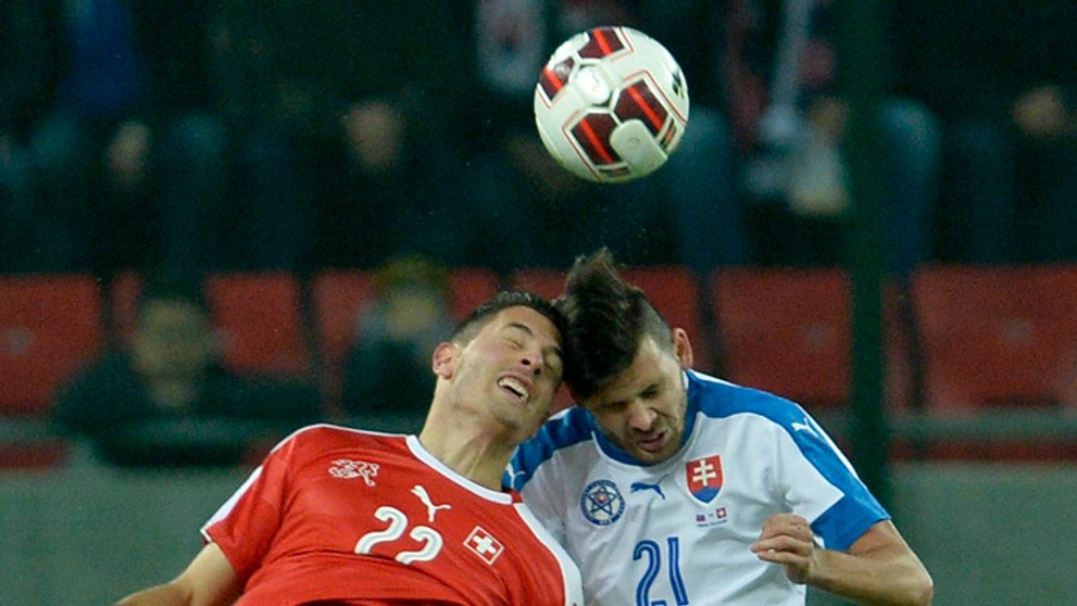 Michal Ďuriš v súboji so švajčiarskym hráčom Lucom Zuffiom.