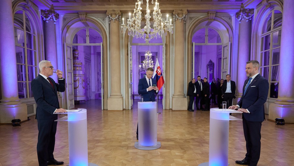 Kandidáti na prezidenta Ivan Korčok a Peter Pellegrini s moderátorom Michalom Kovačičom.