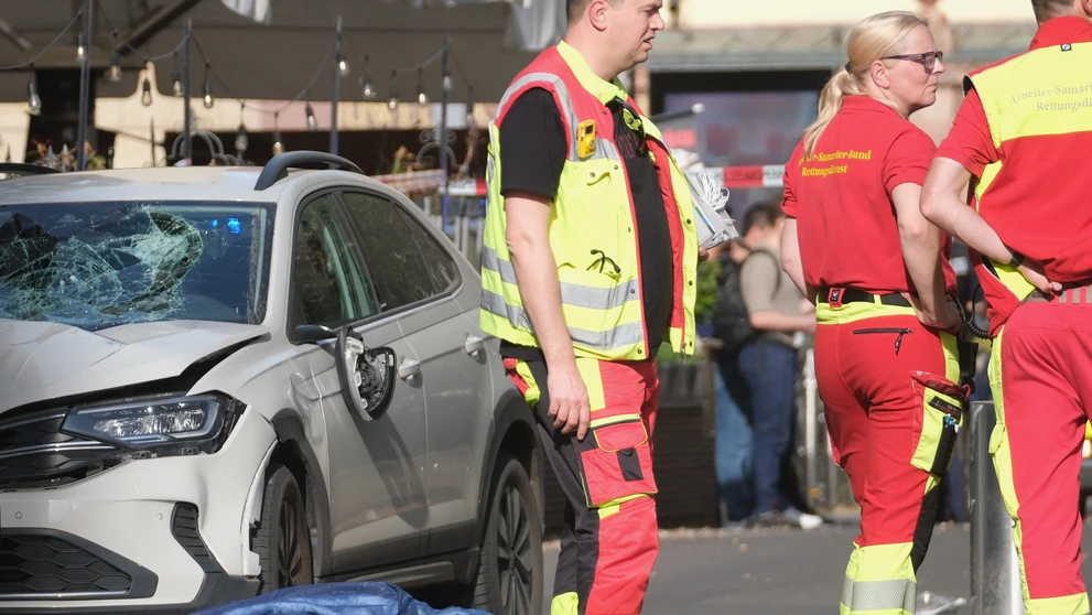 V Lipsku vrazilo do davu auto, hlásia obete.