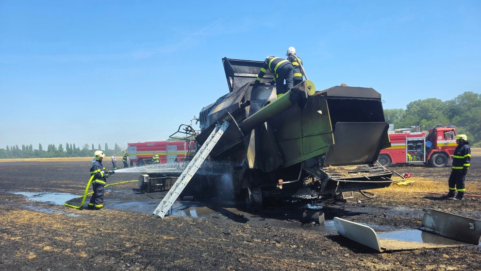 Pri obci Vijčice vypukol rozsiahly požiar na poli s obilím