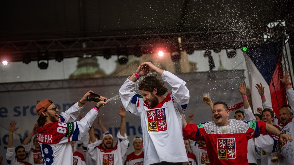 Česi neprestávajú oslavovať. Žilo celé námestie.