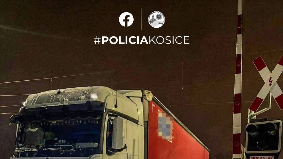 Kamión uviazol na priecestí