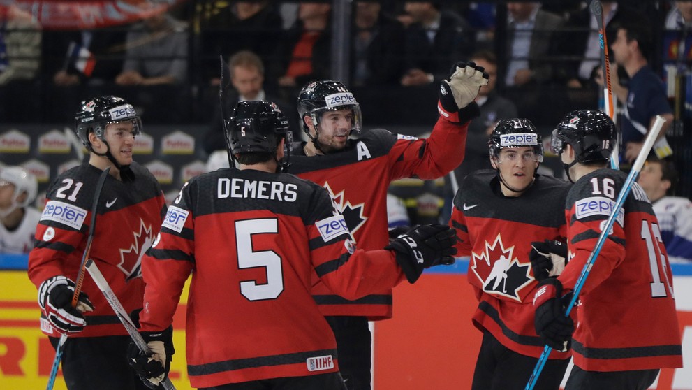 Marc-Edouard Vlasic (v strede) prijíma gratulácie od kanadských spoluhráčov po góle vo francúzskej sieti v zápase MS 2017.