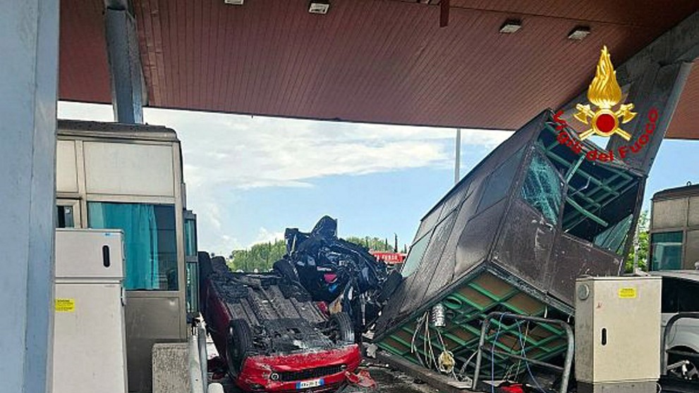 Auto narazilo do mýtnej brány.