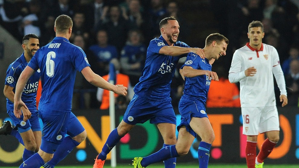 Marc Albrighton (vpravo) z Leicestru oslavuje svoj gól v odvete osemfinále LM proti Seville.
