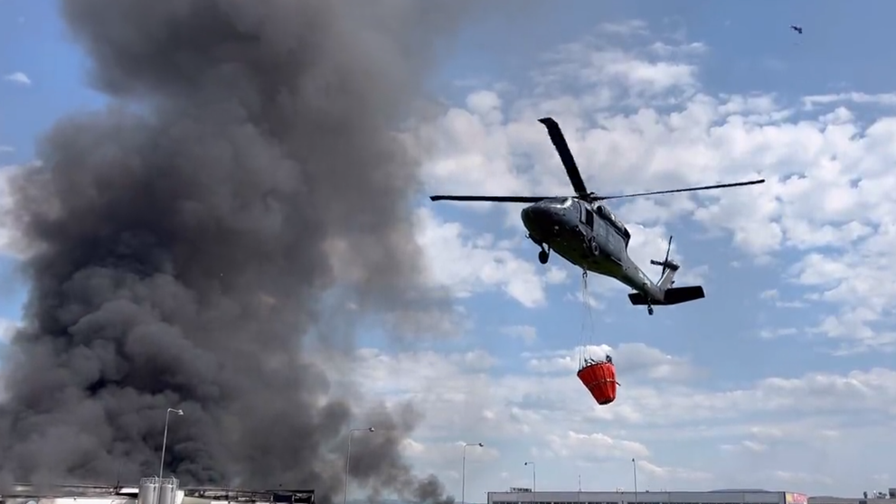 V obci Žebrák v Stredočeskom kraji horí hala, v ktorej sa vyrábajú plastové komponenty do áut.