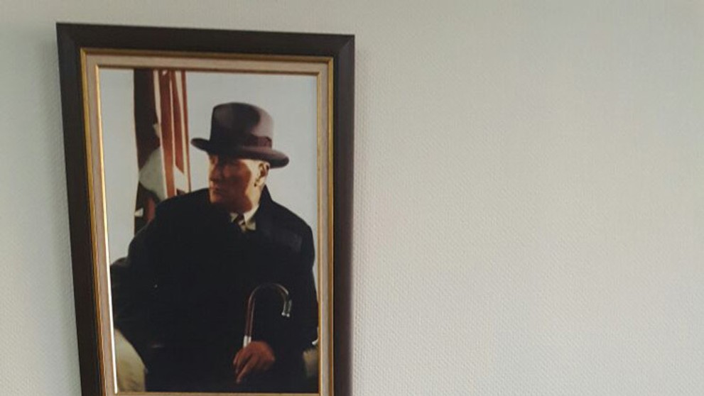 Martin Škrtel podpisuje zmluvu s Fenerbahce Istanbul.