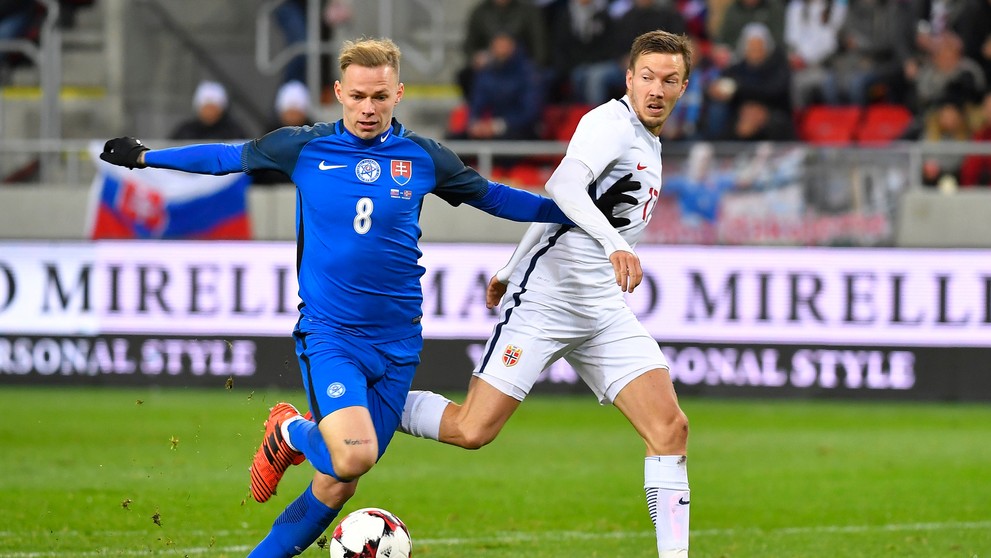 Milan Škriniar v súboji s Nórom Jo Ingem Bergetom (vľavo).