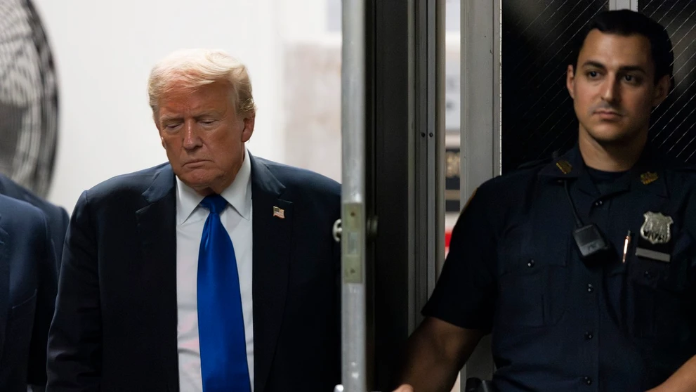Donald Trump prichádza do budovy súdu na Manhattane.