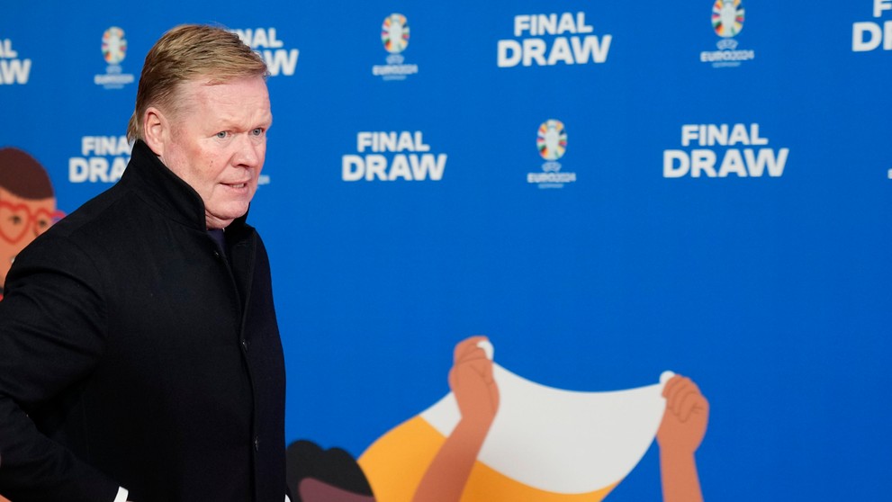Lodivod holandskej reprezentácie Ronald Koeman prichádza do dejisku žrebu ME 2024.