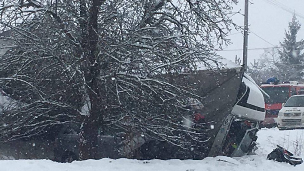 Havarovaný kamión vo Fiľakovských Kľačanoch.