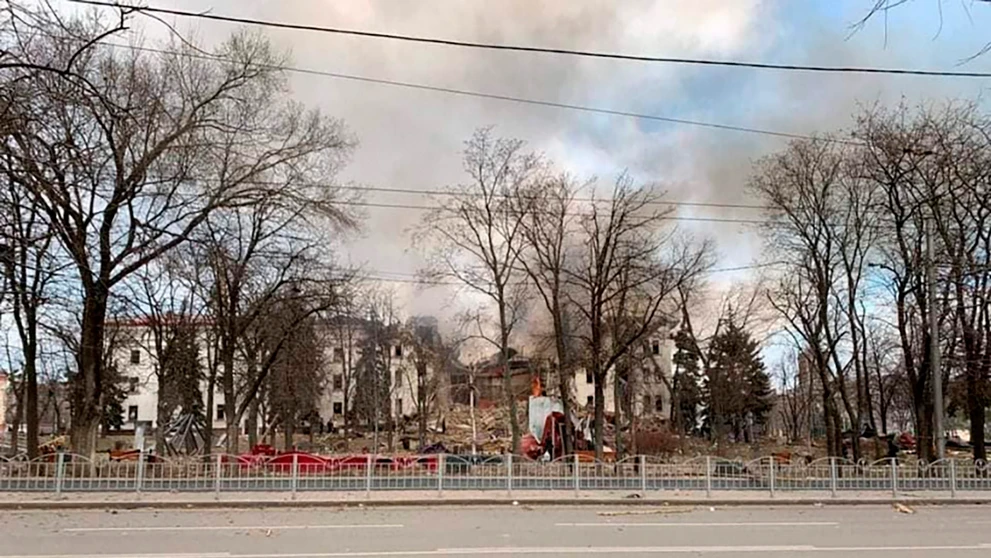 Na snímke divadlo zničené po bombardovaní v obliehanom ukrajinskom meste Mariupol na pobreží Azovského mora.