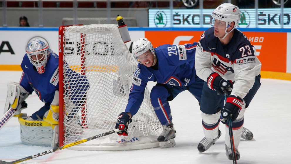 Hráč USA Matt Hendricks (vpravo) v súboji o puk s hráčom Francúzska Damienom Rauxom v zápase B-skupiny MS v Rusku.