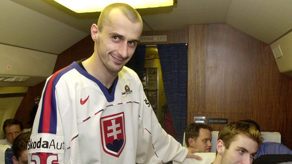 Sprava Zdeno Chára a Peter Bartoš po prílete z MS 2000, kde Slovensko získalo striebornú medailu.