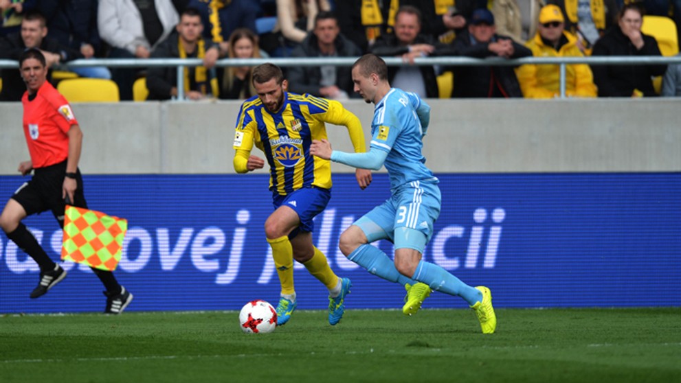 Hráč Dunajskej Stredy Pavol Šafranko (vľavo) a Milan Rundič  (Slovan)