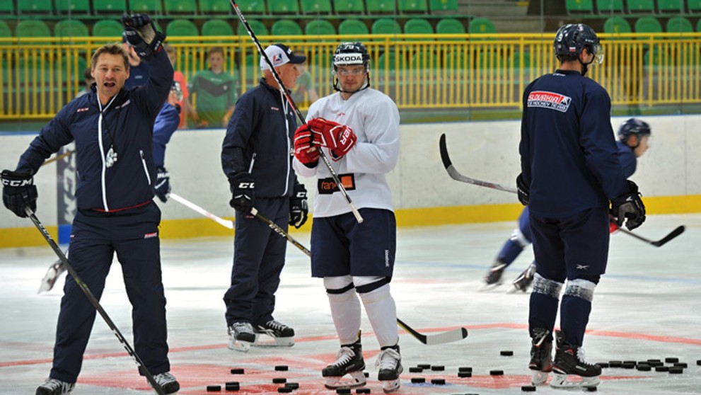 Craig Ramsay (druhý vľavo),  asistent Országh (vľavo) a hokejista Libor Hudáček.