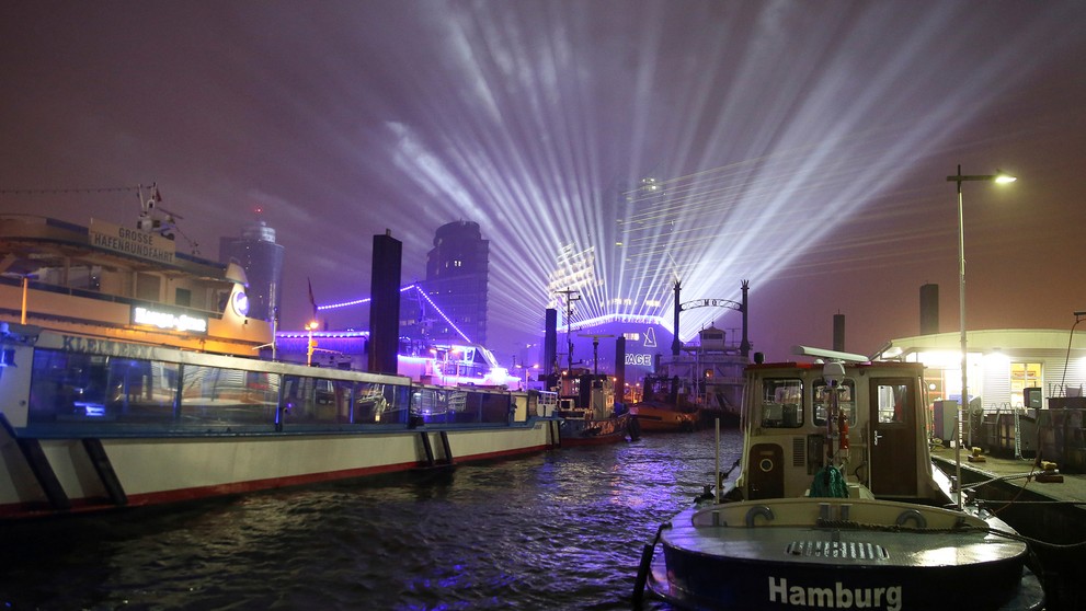 Na snímke test osvetlenia na novej budove hamburskej filharmónie Elbphilharmonie v prístave v Hamburgu  8. januára 2017.