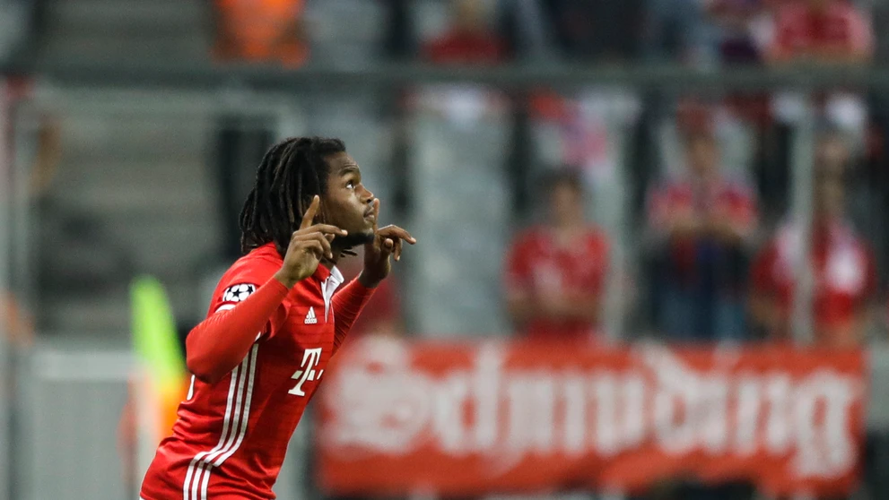 Kouč PSV Eindhoven Phillip Cocu koordinuje svojich zverencov v dueli LM proti Atléticu Madrid.