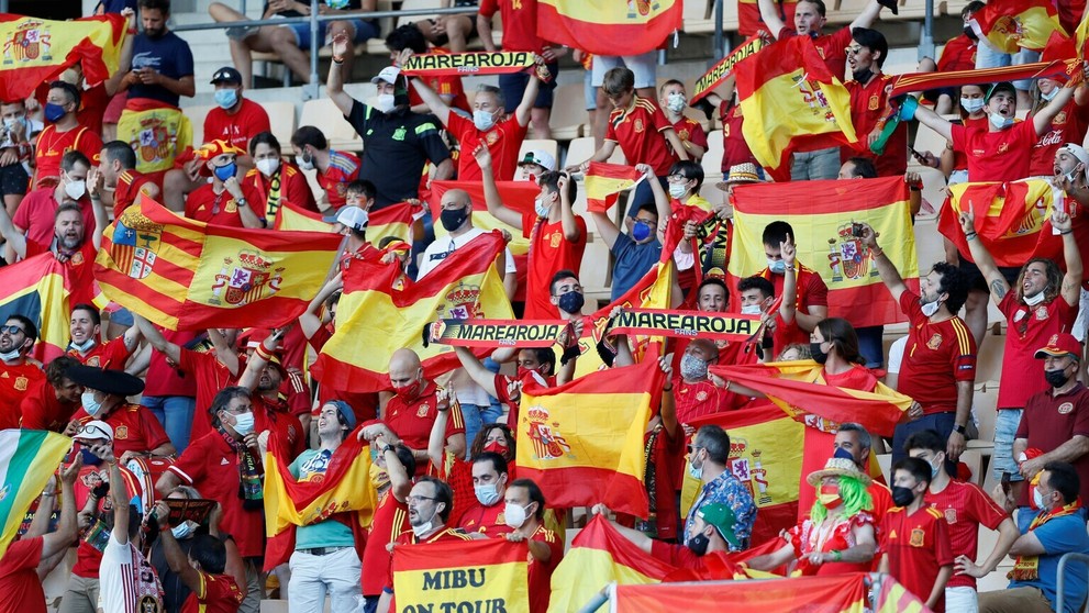 Španielski fanúšikovia.