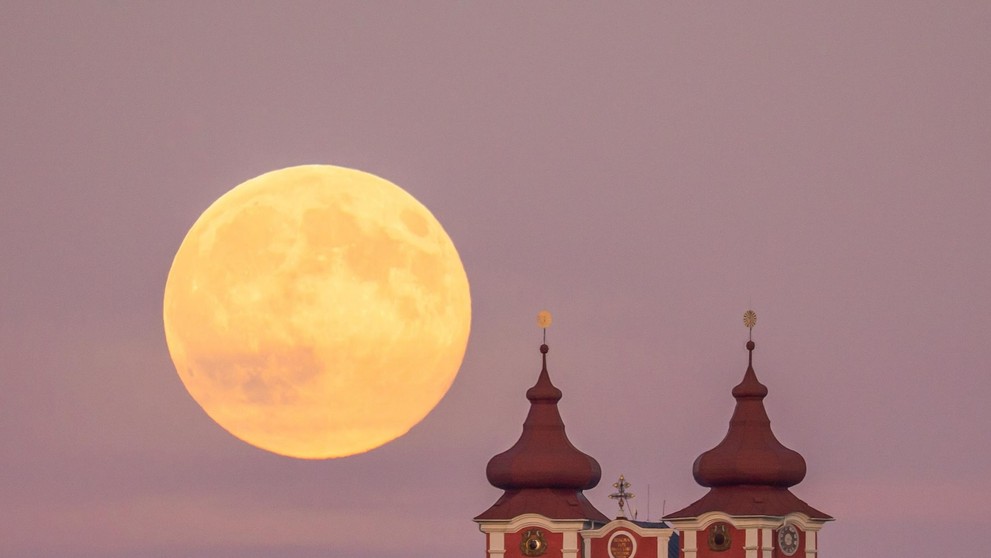 Novembrový spln nad Banskou Štiavnicou.