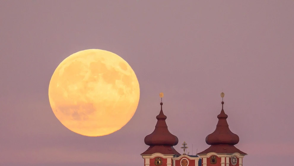 Novembrový spln nad Banskou Štiavnicou.